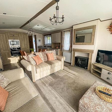 Stunning 8 Berth Caravan With Decking At Kessingland Beach Ref 90017D Benacre Dış mekan fotoğraf