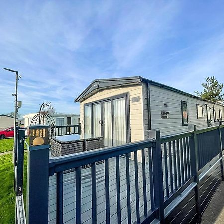 Stunning 8 Berth Caravan With Decking At Kessingland Beach Ref 90017D Benacre Dış mekan fotoğraf