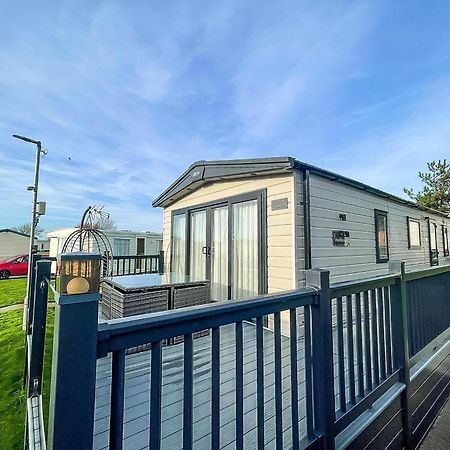 Stunning 8 Berth Caravan With Decking At Kessingland Beach Ref 90017D Benacre Dış mekan fotoğraf