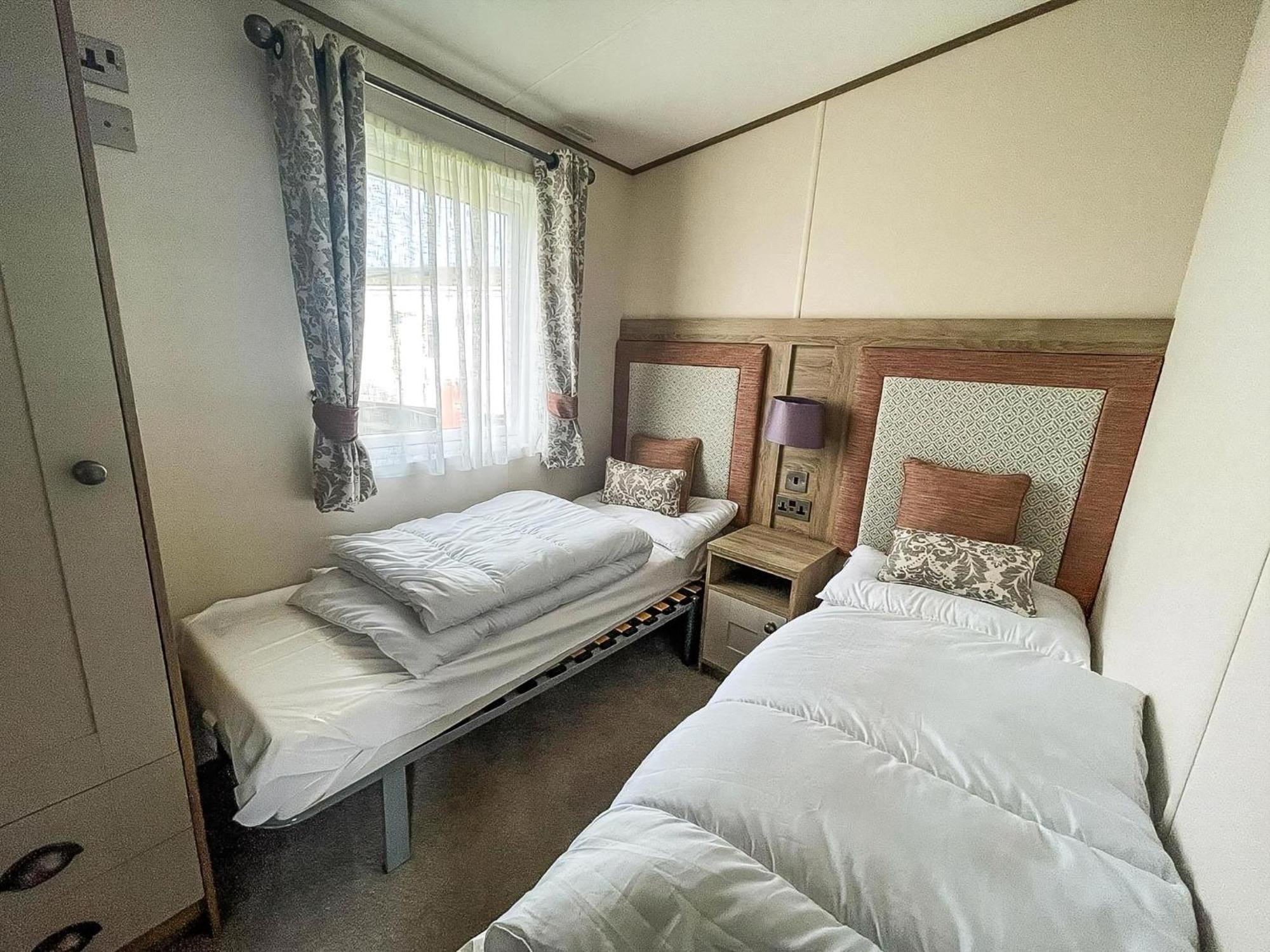Stunning 8 Berth Caravan With Decking At Kessingland Beach Ref 90017D Benacre Dış mekan fotoğraf