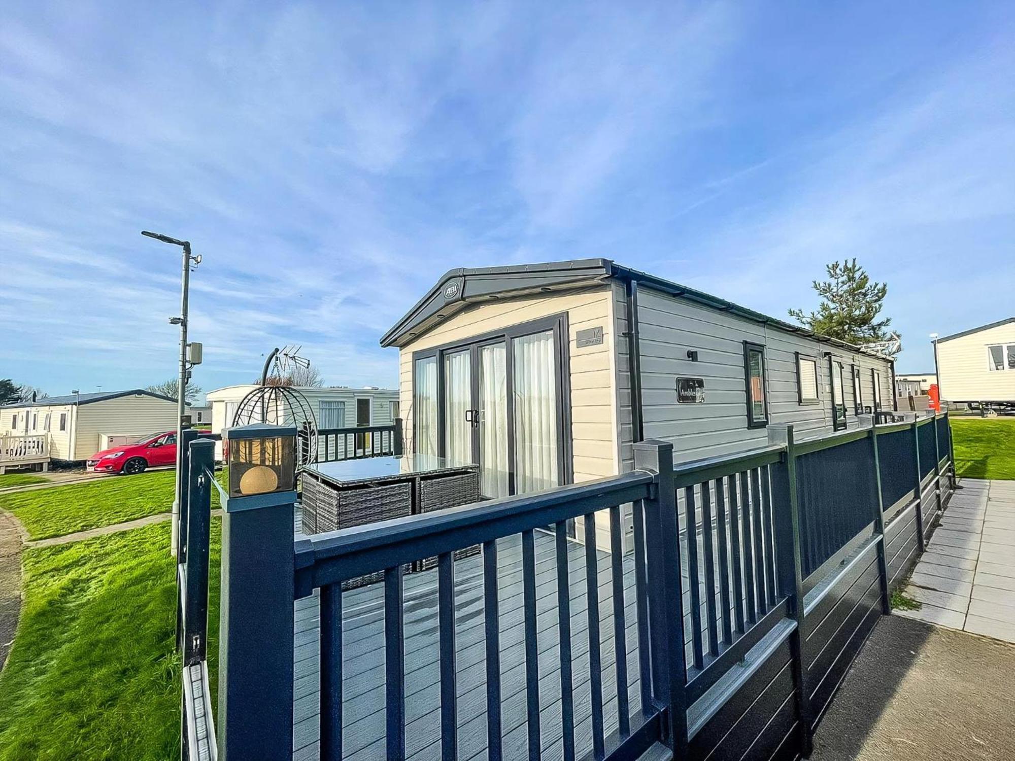 Stunning 8 Berth Caravan With Decking At Kessingland Beach Ref 90017D Benacre Dış mekan fotoğraf