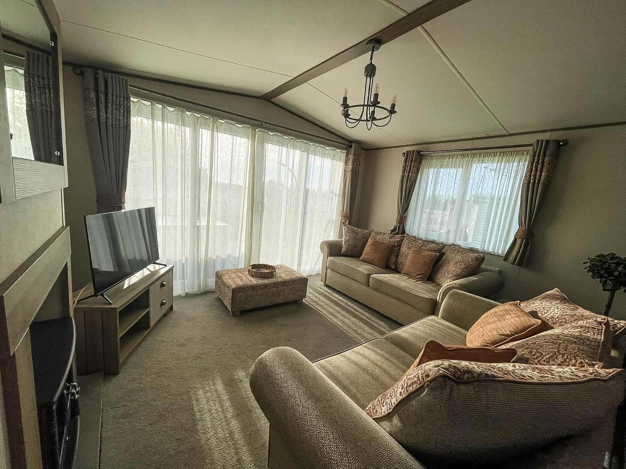 Stunning 8 Berth Caravan With Decking At Kessingland Beach Ref 90017D Benacre Dış mekan fotoğraf