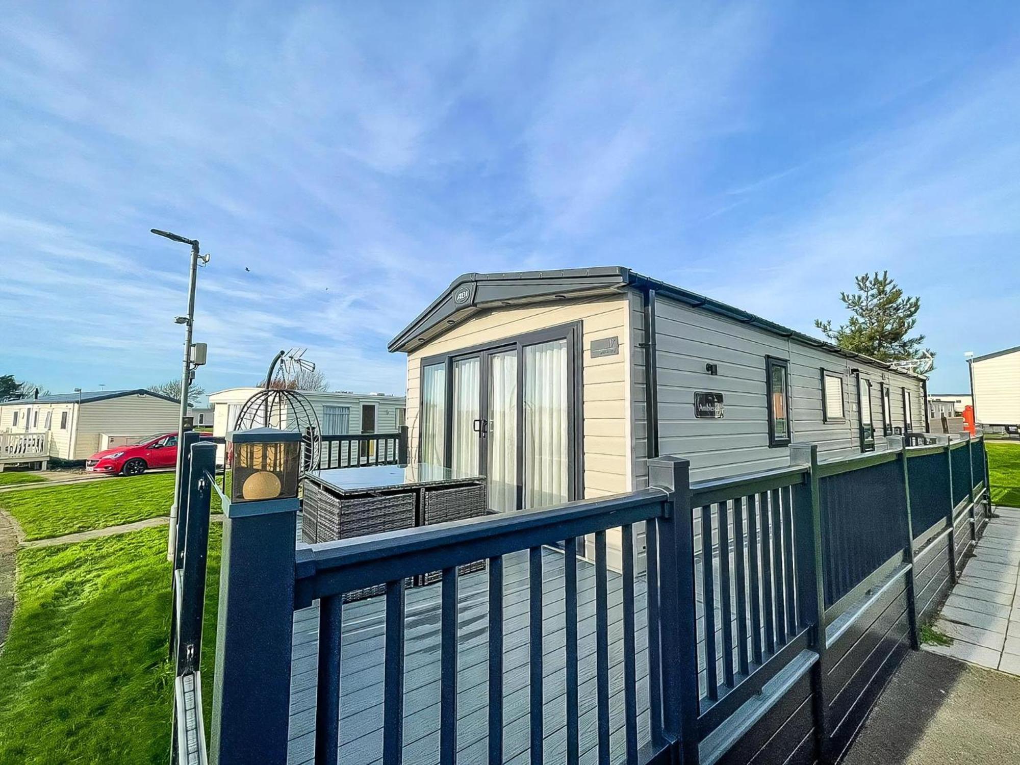 Stunning 8 Berth Caravan With Decking At Kessingland Beach Ref 90017D Benacre Dış mekan fotoğraf